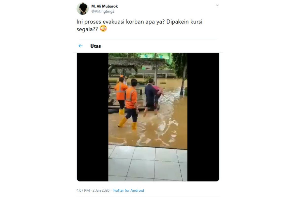 Video sosok yang diduga Dirut PT KAI Edi Sukmoro sedang menerobos banjir di atas perahu karet dengan didorong anak buahnya, viral di medsos.