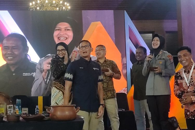 Menteri Pariwisata dan Ekonomi Kreatif Sandiaga Salahuddin Uno meracik dawet sambel di Taman Budaya Kulon Progo, Daerah Istimewa Yogyakarta.
