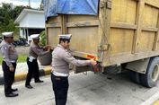 Polres Siak Pasang Stiker 'Cahaya' pada Truk di Jalan Tol Permai