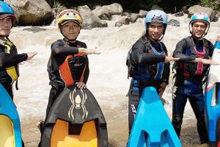 Anggota Indonesian Riverboarding Association, Agra Trenggana (41), Lasoen (30), Roni (38), dan Rifqi (13) berselancar sungai di Ciwidey. Sungai Ciwidey merupakan satu dari banyak sungai yang biasa mereka arungi dengan riverboard.