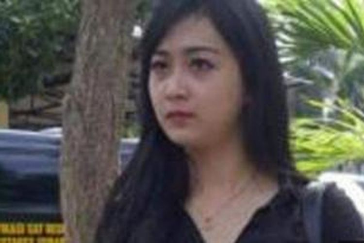 Nuri Anggraini (23), Sales Promotion Girl (SPG) yang melapor ke polisi justru dijadikan tersangka, Senin (27/1/2014). 