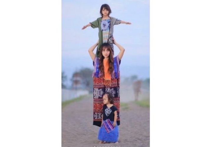 Mila bersama  Cyra Gayatri (1,5) dan Sandy Kirana (4) dalam pementasan Tari Kontemporer Ibu Semesta, Senin (30/07/2020).

