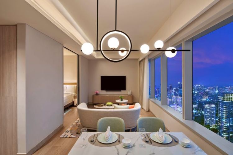 Dirancang firma arsitek kenamaan, Kohn Pedersen Fox Associates, PARKROYAL Serviced Suites Jakarta terletak di antara level 73 hingga 82 dalam Luminary Tower pada pengembangan Thamrin Nine. 