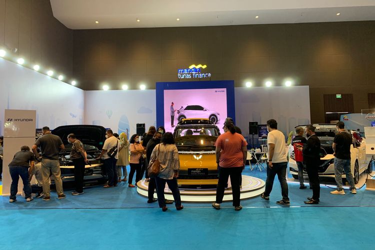 Mandiri Tunas Finance tawarkan promo kredit mobil listrik di ajang PEVS 2022.