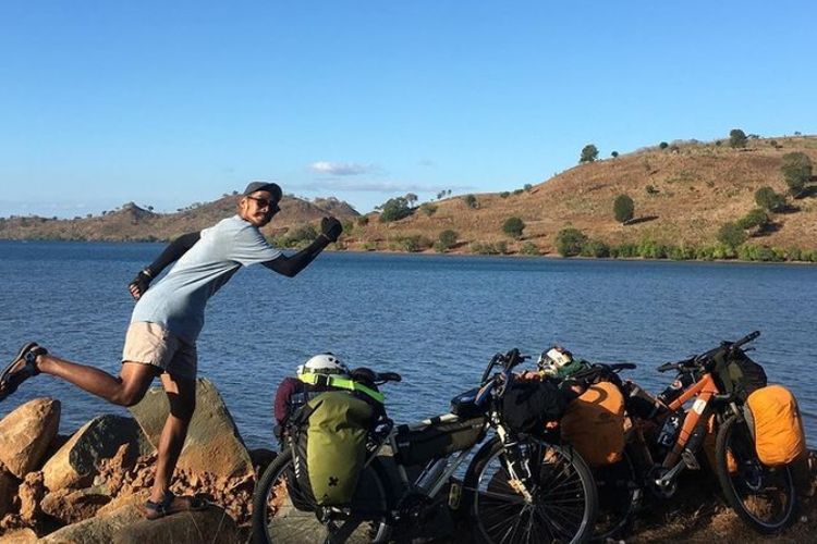 Anay, traveler yang menyusuri Bali-Labuan Bajo menggunakan sepeda.