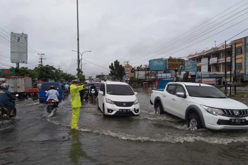Akses Menuju Pusat Kota Pekanbaru Tergenang Banjir, Timbulkan Kemacetan