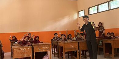 Guru Muda Pelosok Garut Ini Pilih Mengabdi di Kampung Halaman: “Kalau Saya Menyerah, Anak-anak Kehilangan Guru”