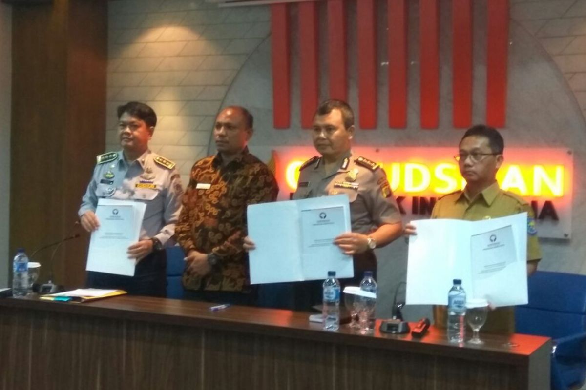 Ombudsman RI Perwakilan Jakarta Raya menyerahkan laporan hasil pemeriksaan (LHP) Jalan Jatibaru Raya kepada Pemprov DKI Jakarta dan Kepolisian, Senin (26/3/2018).