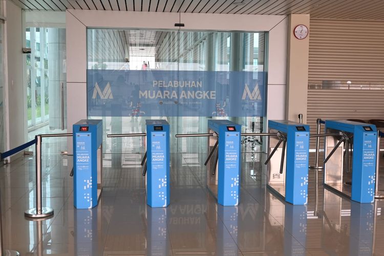 Untuk memasuki Pelabuhan Muara Angke, penumpang perlu memasuki area pintu masuk terlebih dahulu. Para penumpang juga perlu memindai kode QR melalui aplikasi PeduliLindungi. 