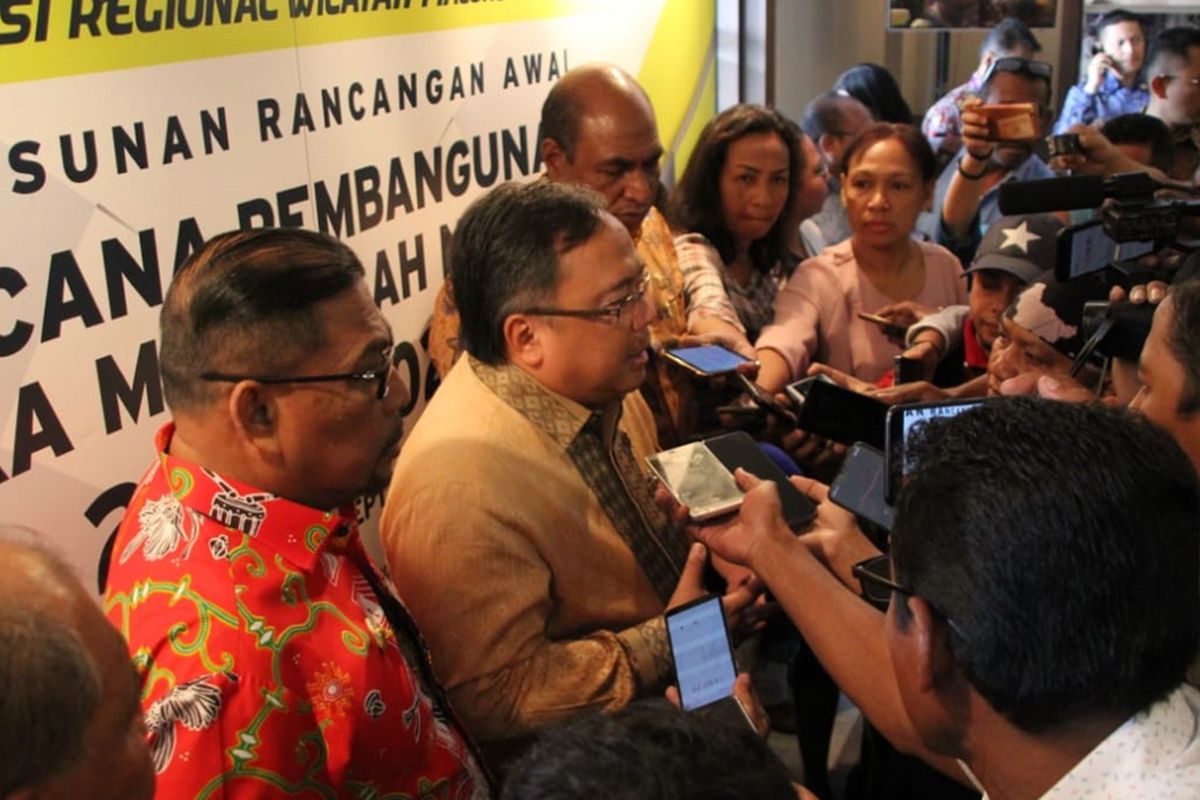 Menteri Perencanaan Pembangunan Nasional (PPN)/ Kepala Bappenas,  Bambang Brodjonegoro saat memberikan keterangan kepada waratwan di Hotel Santika Ambon, Kamis (12/9/2019).