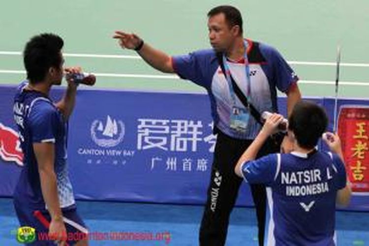 Pelatih ganda campuran Indonesia, Richard Mainaky (tengah), memberikan instruksi pada pasangan ganda campuran, Tontowi Ahmad (kanan)/Liliyana Natsir, saat pertandingan pada BWF World Championships 2013 di Guangzhou, China.