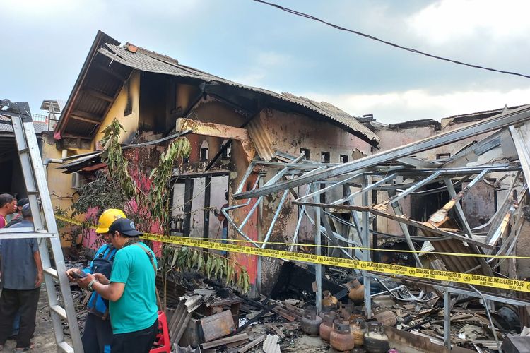 Rumah beserta warung hangus terbakar di Jalan Rivaria Dalam 1, Bedahan, Sawangan Depok pada Sabtu (9/7/2022).