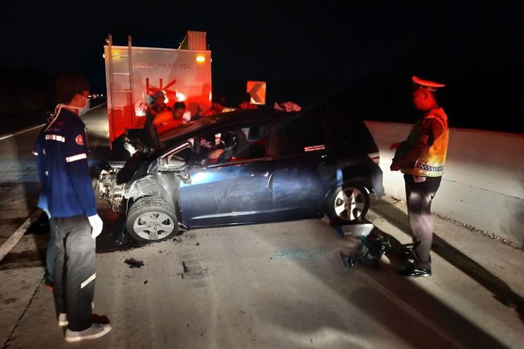 Honda Jazz yang dikendarai mahasiswa Fakultas Kedokteran Universitas Lampung (Unila) yang mengalami kecelakaan lalu lintas di Jalan Tol Trans Sumatra, Senin (14/10/2019) dini hari. Dua penumpang Honda Jazz tewas.