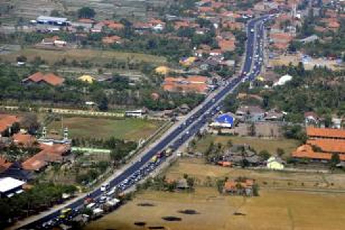 Ilustrasi Kepadatan arus kendaraan di jalur pantai utara di Subang, Jumat (24/8/2012).  