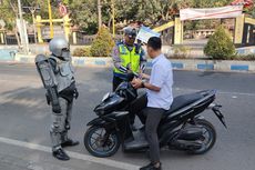 Polisi Bangkalan Pakai Kostum Robocop Tegur Pengendara yang Melanggar