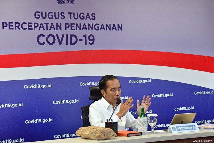 Presiden Jokowi mengikuti video conference yang diikuti oleh para gubernur, menteri, dan gugus tugas daerah, saat berkunjung ke kantor Gugus Tugas Percepatan Penanganan Covid-19 di Graha Badan Nasional Penanggulangan Bencana (BNPB), Jakarta, Rabu (10/6/2020). Ini adalah untuk kali pertama Jokowi mengunjungi kantor Gugus Tugas, sebelumnya rapat dengan jajaran Gugus Tugas biasa dilakukan lewat video conference dari Istana Kepresidenan.