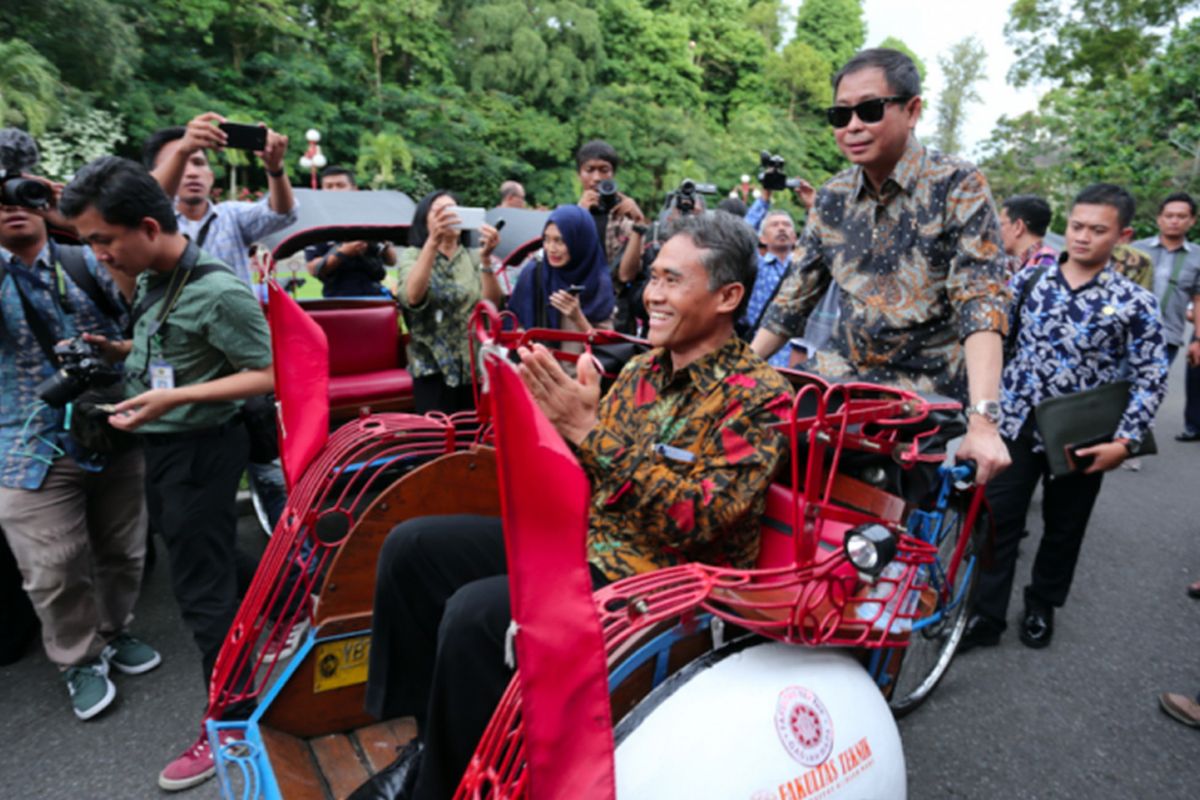 Menteri Energi dan Sumber Daya Energi Ignasius Jonan meluncurkan becak listrik karya dosen dan mahasiswa Fakultas Teknik UGM, Jumat (18/1/2019) di Halaman Balairung UGM.