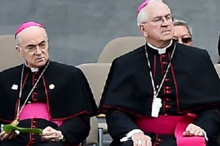 Uskup Agung Carlo Maria Vigano (kiri). Vigano merupakan pejabat Vatikan yang menerbitkan dokumen berisi tuduhan dan permintaan kepada Paus Fransiskus untuk mengundurkan diri.