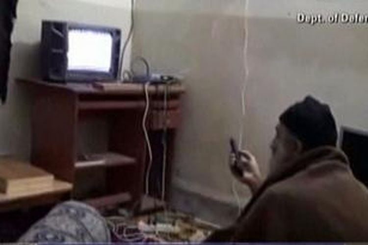 Foto ini diambil dari sebuah video yang pernah dirilis Departemen Pertahanan AS yang memperlihatkan pemimpin Al Qaeda Osama bin Laden sedang menonton televisi di rumah persembunyiannya di Abbottabad, Pakistan.