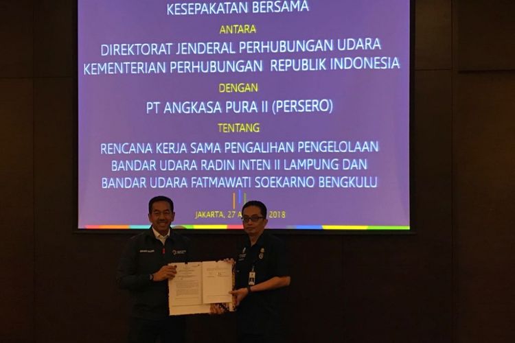 Direktur Utama AP II Muhammad Awaluddin bersama Plt Dirjen Perhubungan Udara Kemenhub Praminto saat menandatangani kerja sama di Jakarta, Senin (27/8/2018).