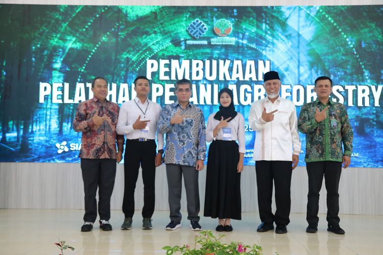 Kemenaker dan Kemenhut resmi membuka pelatihan petani agroforestri untuk tingkatkan kompetensi SDM kehutanan di Padang, Sumatera Barat.