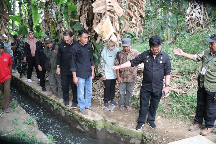 Menteri Pertanian (Mentan) Syahrul Yasin Limpo (SYL) meninjau kondisi air di kawasan pertanian Daerah Aliran Sungai (DAS) Citarum, Kabupaten Bandung, Jawa Barat (Jabar), Minggu (13/8/2023).