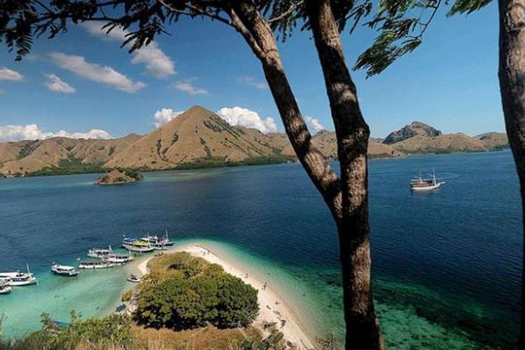 Panorama di Pulau Kelor, Manggarai Barat, Nusa Tenggara Timur.