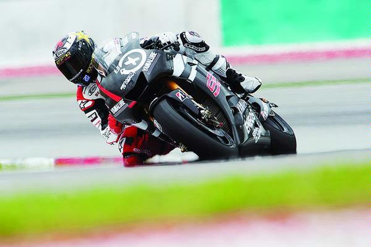 Pebalap Yamaha Factory Racing, Jorge Lorenzo (Spanyol), menjajal lintasan pada hari pertama tes pramusim MotoGP di Sirkuit Sepang,  Kuala Lumpur, Malaysia, Selasa (31/1).  
