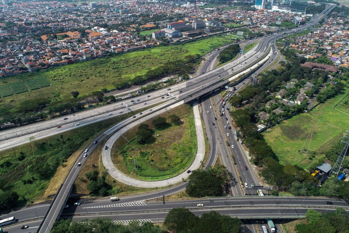 Foto udara simpang susun Waru di Tol Surabaya-Gempol di Jawa Timur, Selasa (5/6/2018). Tol Surabaya-Gempol sudah beroperasi dan dapat dilintasi para pemudik.