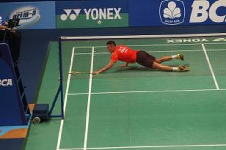 Pebulu tangkis tunggal putra Tiongkok, Lin Dan, jatuh bangun saat berusaha mengembalikan kok dari pemain Indonesia, Tommy Sugiarto, pada babak pertama BCA Indonesia Open Superseries Premier 2015 di Istora, Senayan, Jakarta, Rabu (3/6/2015). Tommy menang 19-21, 21-8, 21-16.