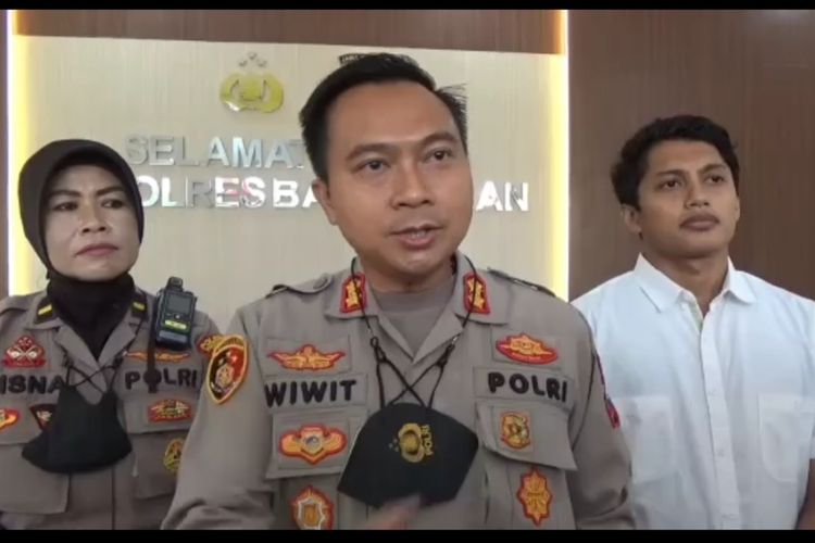 Kapolres Bangkalan AKBP Wiwit Ari Wibisono didampingi Kasat Reskrim AKP Bangkit Dananjaya dan Wakapolres Bangkalan saat memberikan statement di Mapolres Bangkalan