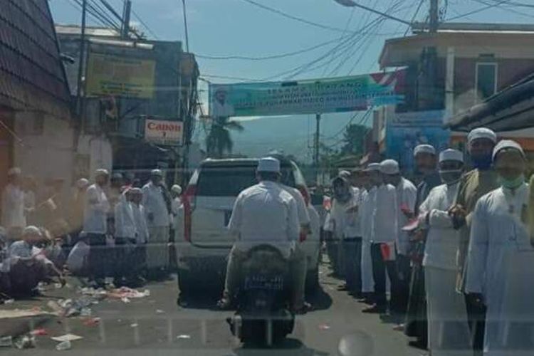 Kawasan Puncak Bogor Jawa Barat dipadati ribuan jemaah simpatisan dari Front Pembela Islam (FPI) pada Jumat (13/11/2020).