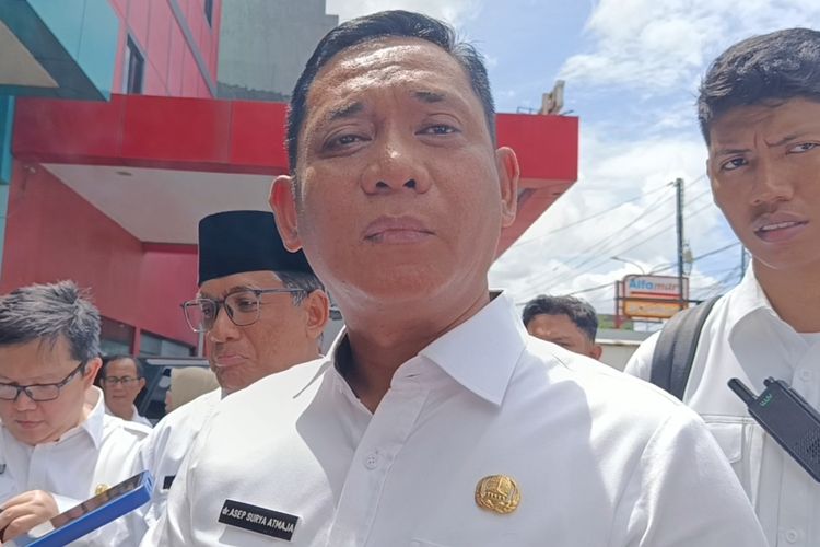Jalan Rusak di Bekasi Belum Diperbaiki, Plt Bupati Minta Warga Bersabar