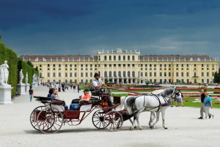 Sebuah kereta kuda mengangkut turis melintas di depan Istana Schoenberg, Vienna, Austria.