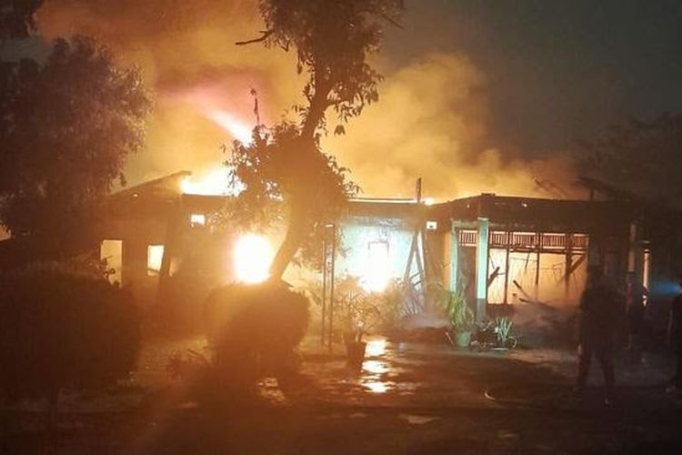 Kondisi rumah dinas Dansat Brimob polda Sumsel yang terbakar, pada pukul 03.15 WIB, Senin (24/7/2023).