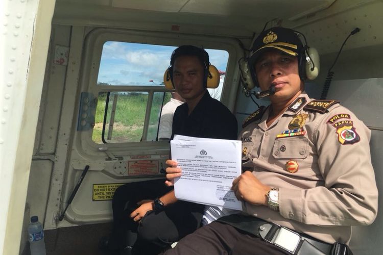 Kabid Humas Polda Papua Kombes Ahmad Mustofa Kamal bersama anggotanya menyebarkan maklumat yang dikeluarkan oleh Kapolda Papua menggunakan helikopter.