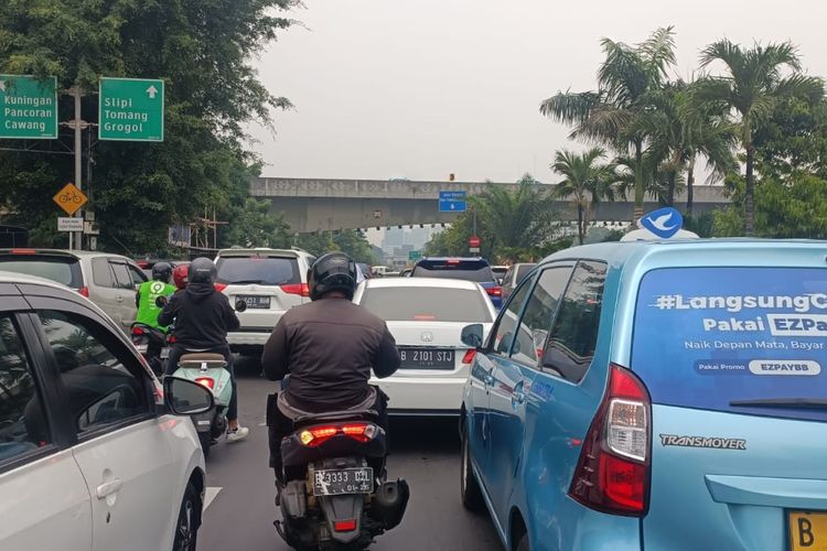 Akses di Jalan Gatot Subroto, Jakarta Selatan menuju Semanggi macet total.  Hal ini terjadi imbas dari demo yang dilakukan oleh Asosiasi Pemerintah Desa Seluruh Indonesia (Apdesi), Kamis (23/11/2023). Apdesi datang untuk menuntut terkait revisi UU Nomor 6 Tahun 2014 tentang Desa.