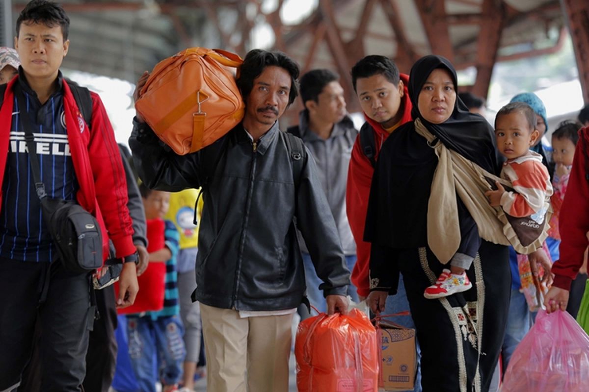 Pemudik dengan menggunakan KA Kertajaya dan Matarmaja dari Jawa Timur tiba di Stasiun Pasar Senen, Jakarta, Jumat (30/6/2017). Seiring dengan akan berakhirnya libur Lebaran, warga mulai kembali berdatangan dari kampung halaman dan puncak arus balik diperkirakan terjadi pada 1 Juli 2017.