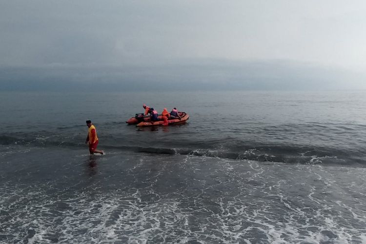 Proses pencarian nelayan di Karangasem Bali yang dilaporkan hilang sebelum akhirnya ditemukan di Perairan Buleleng Bali. 