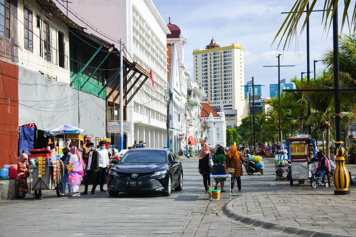 Kawasan Kali Besar Kota Tua Jakarta yang mulai ramai wisatawan sejak Kota Tua dibuka kembali pada akhir Oktober 2021. Meski demikian, pengunjung masih belum bisa jalan-jalan di atas jalur apung, Kota Tua, Jakarta, Rabu (10/11/2021).