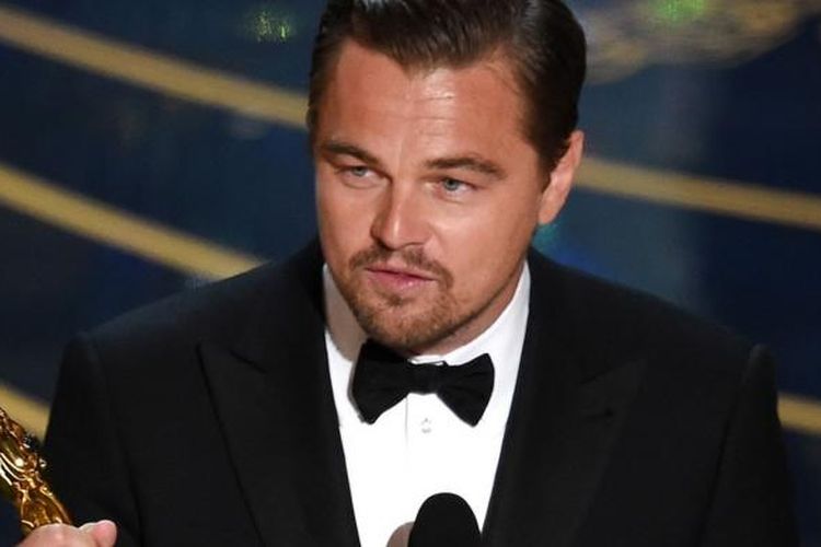 Leonardo DiCaprio menggenggam trofi Oscar sebagai Best Actor in a Leading Role atau Aktor Terbaik dalam Academy Awards 2016, yang pergelarannya diadakan di Dolby Theatre, Hollywood, California, AS, Minggu (28/2/2016) malam waktu setempat.