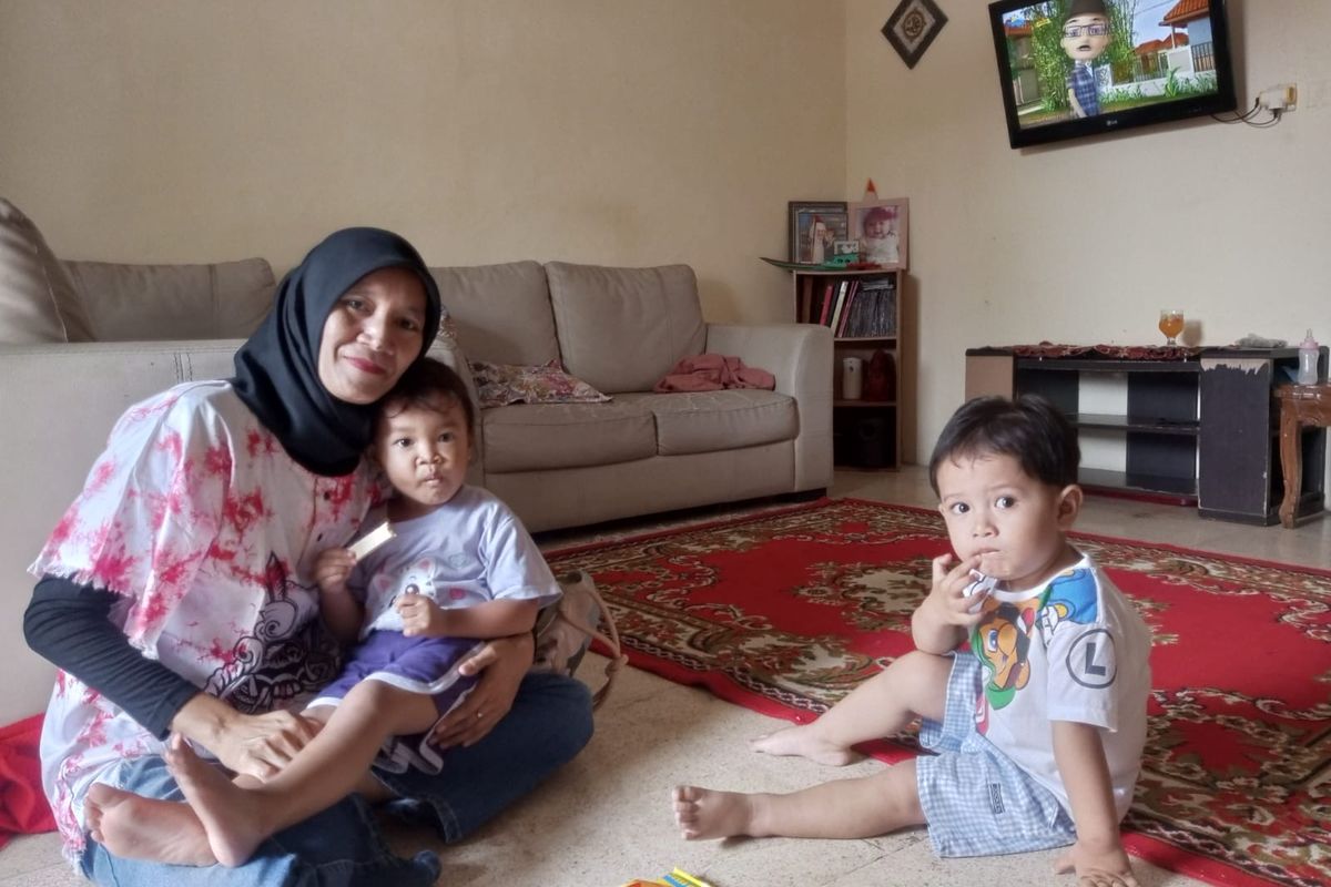Seorang istri TNI AU Yuniarsih (38) tidak bisa mudik karena menemani sang suami bertugas saat Lebaran, Kamis (21/3/2024).
