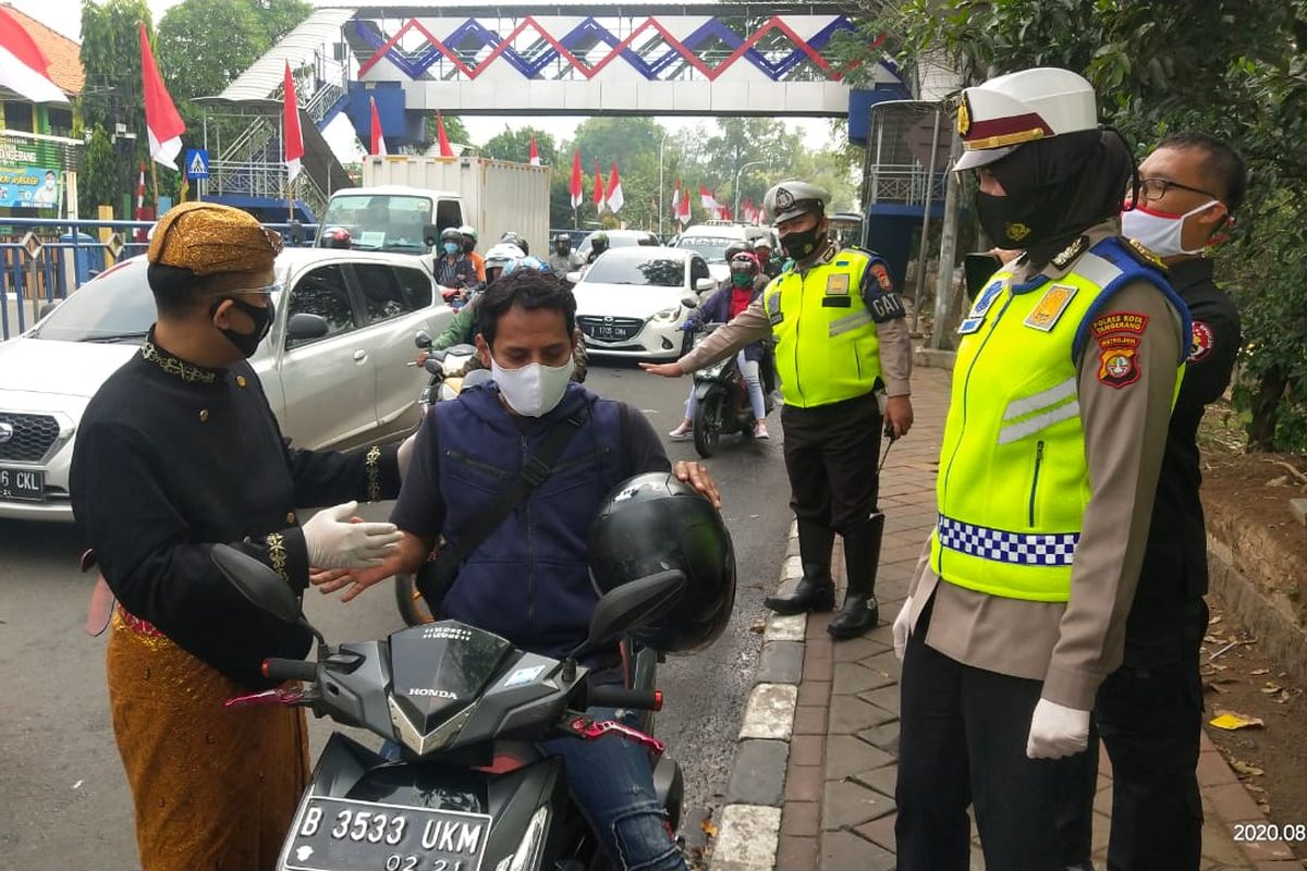 Satlantas Polres Metro Tangerang Kota melakukan sosialisasi penggunaan masker di Kota Tangerang, Selasa (18/8/2020)