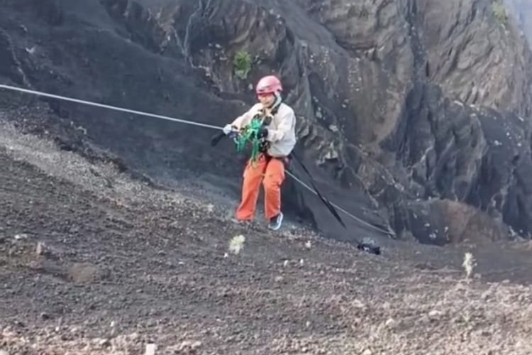 Proses pencarian pendaki perempuan asal Brasil yang jatuh di Gunung Rinjani hingga Minggu (22/6/2025) masih nihil
