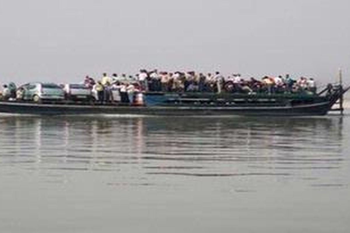 Salah satu kapal feri yang melayari Sungai Brahmaputra di India.   