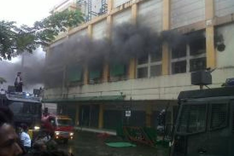 Pusat pertokoan Ambon Plaza yang berlokasi di kawasan Jalan Samratulangi, Jumat (25/10/2013) pagi, sekira pukul 08.30 Wit hangus terbakar. 