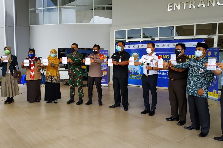 Sepuluh pejabat lokal di Depok menunjukkan kartu vaksinasi Covid-19 dalam launching vaksinasi  vaksin Coronavac di RS Universitas Indonesia, Kamis (14/1/2021).