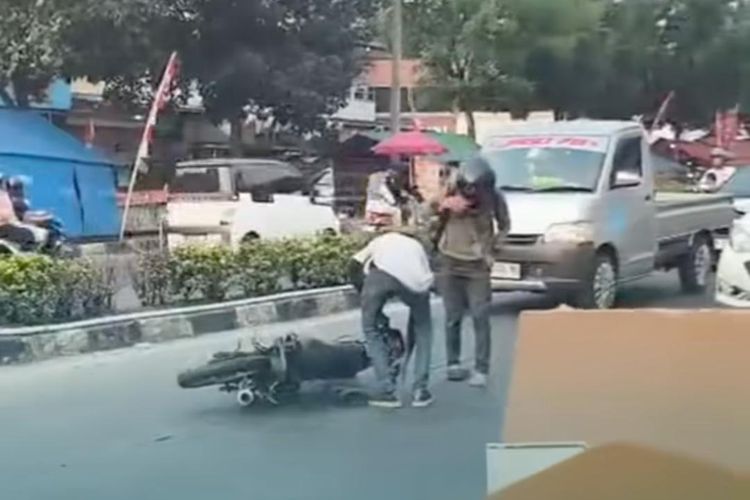 Bukan Oli, Ini Penyebab Jalan di Tangsel Licin Bikin Pemotor Jatuh