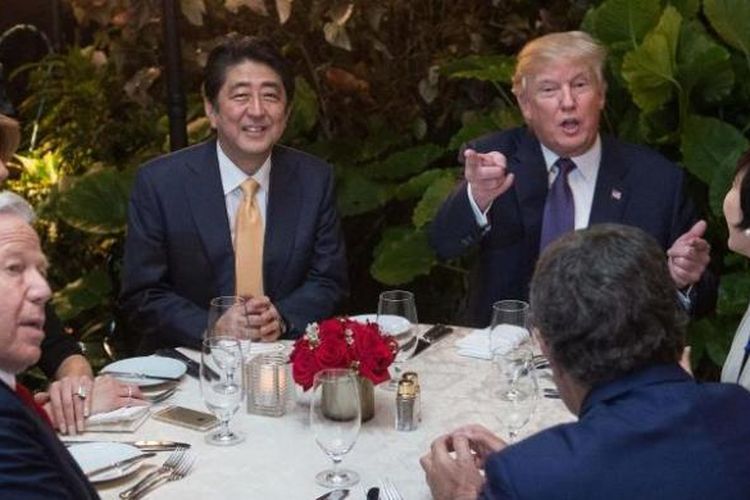 Presiden AS Donald Trump menjamu PM Jepang Shinzo Abe di Mar-a-Lago, Palm Beach, Florida.