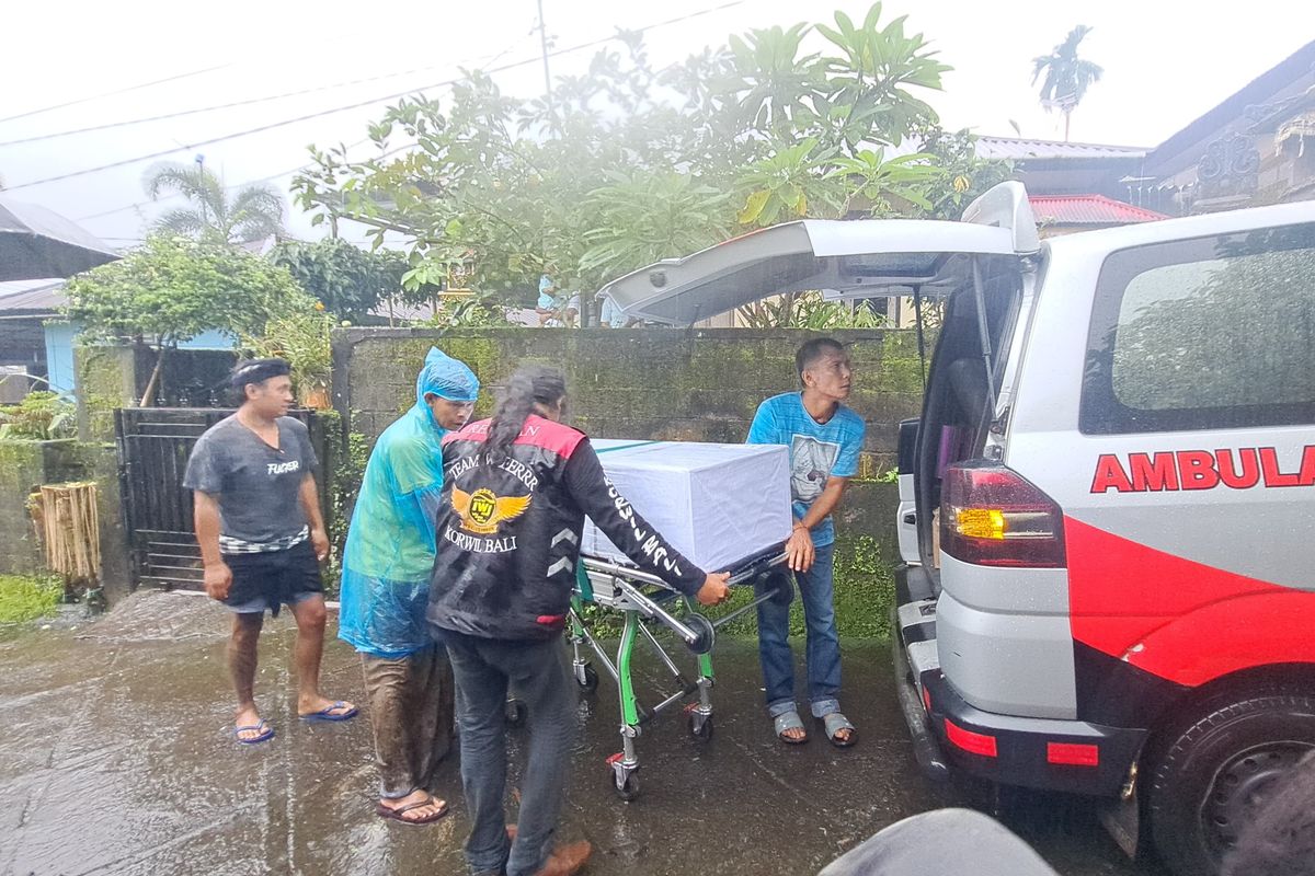 Jenazah tenaga kerja wanita (TKW) asal Bali bernama Ni Ketut Nurhayati (39) yang diduga tewas dibunuh di Malaysia, tiba di Desa Gitgit, Kecamatan Sukasada, Kabupaten Buleleng, Rabu (8/1/2025).